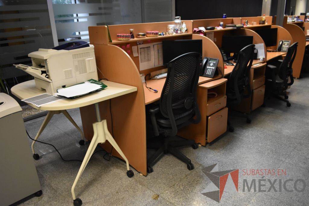 Lote 048 - Estación de trabajo para 6 personas y mesa de apoyo con ruedas, base metálica - Imagen 4