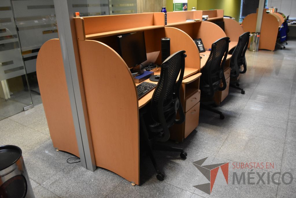 Lote 048 - Estación de trabajo para 6 personas y mesa de apoyo con ruedas, base metálica - Imagen 5