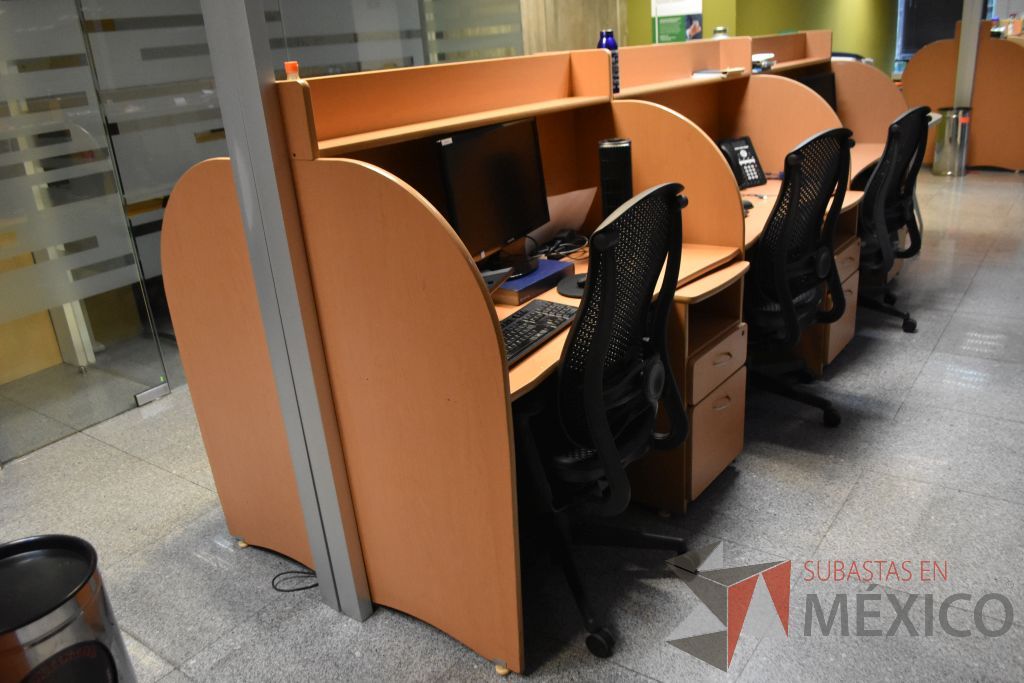 Lote 048 - Estación de trabajo para 6 personas y mesa de apoyo con ruedas, base metálica - Imagen 6