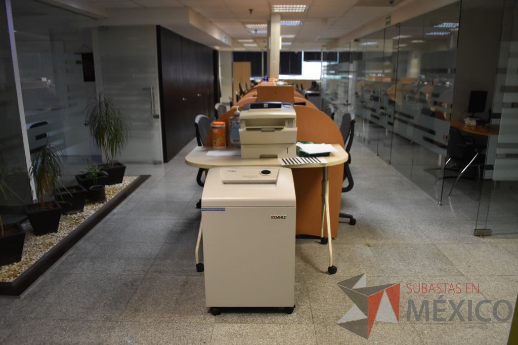 Lote 048 - Estación de trabajo para 6 personas y mesa de apoyo con ruedas, base metálica - Imagen 7