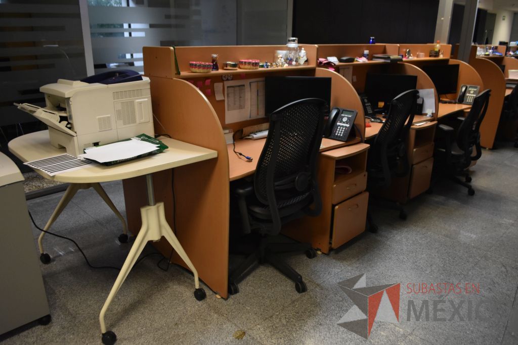 Lote 048 - Estación de trabajo para 6 personas y mesa de apoyo con ruedas, base metálica