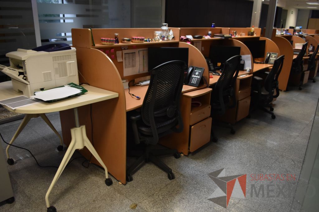 Lote 048 - Estación de trabajo para 6 personas y mesa de apoyo con ruedas, base metálica - Imagen 8