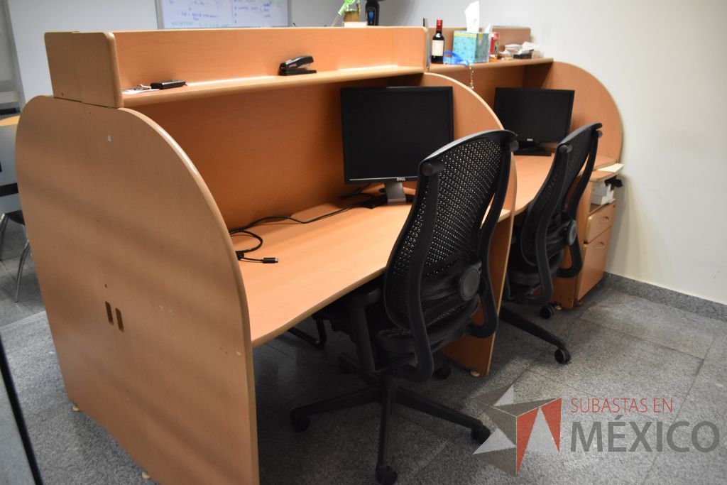Lote 050 - Estación de trabajo para 4 personas y 2 pizarrones para plumón