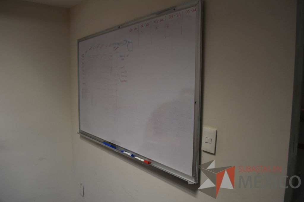 Lote 050 - Estación de trabajo para 4 personas y 2 pizarrones para plumón - Imagen 3