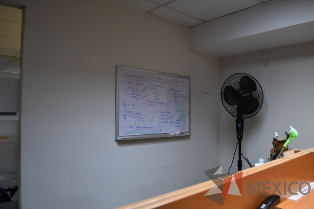 Lote 050 - Estación de trabajo para 4 personas y 2 pizarrones para plumón - Imagen 4