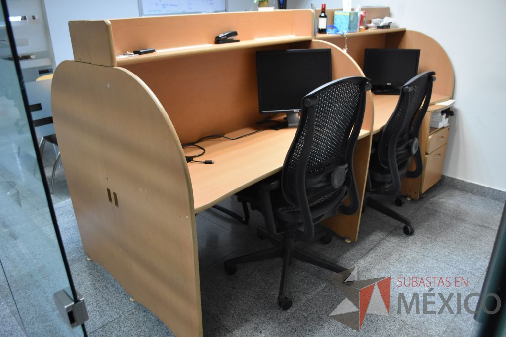 Lote 050 - Estación de trabajo para 4 personas y 2 pizarrones para plumón - Imagen 5
