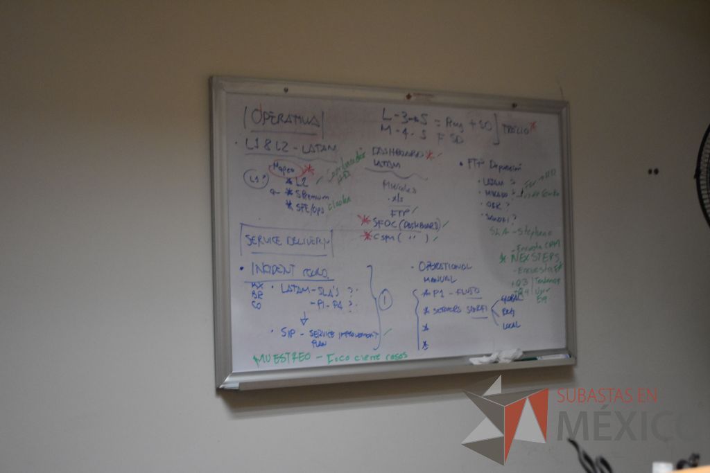 Lote 050 - Estación de trabajo para 4 personas y 2 pizarrones para plumón - Imagen 6