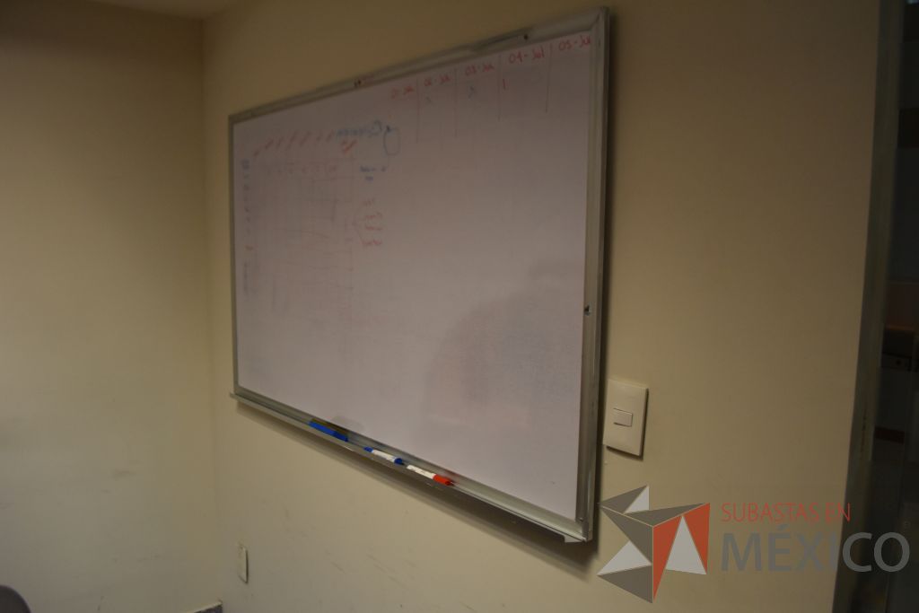 Lote 050 - Estación de trabajo para 4 personas y 2 pizarrones para plumón - Imagen 8