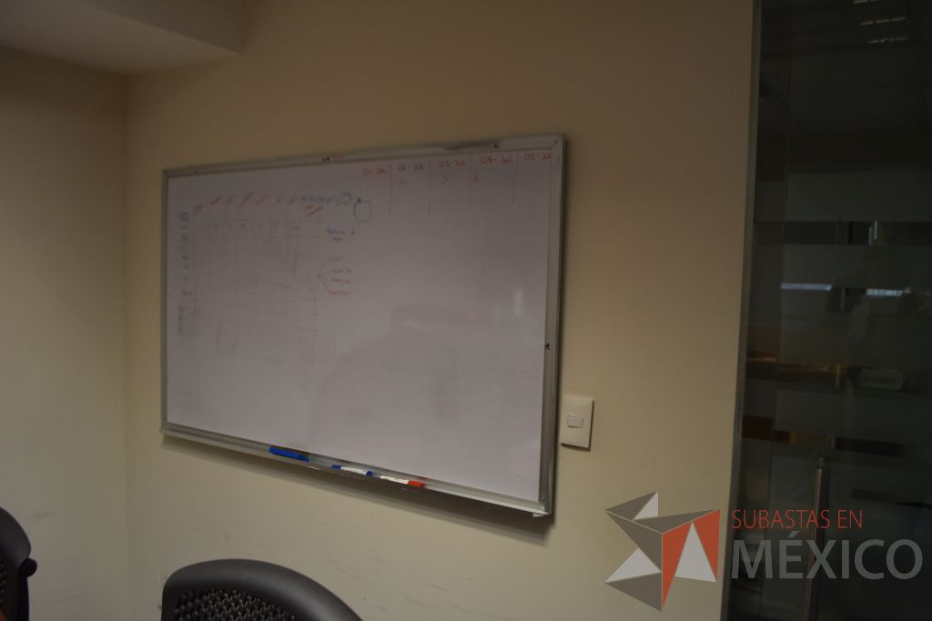 Lote 050 - Estación de trabajo para 4 personas y 2 pizarrones para plumón - Imagen 9