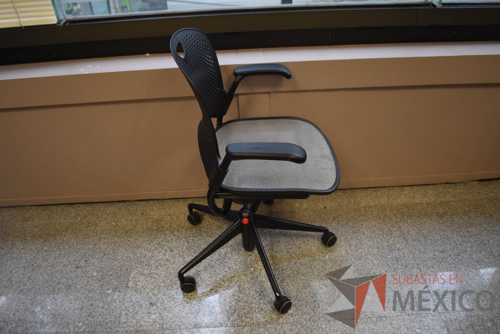 Lote 057 - 4 Sillas operativas con descansa brazos fijos, ruedas, asiento en malla color gris, respaldo color negro. - Imagen 2