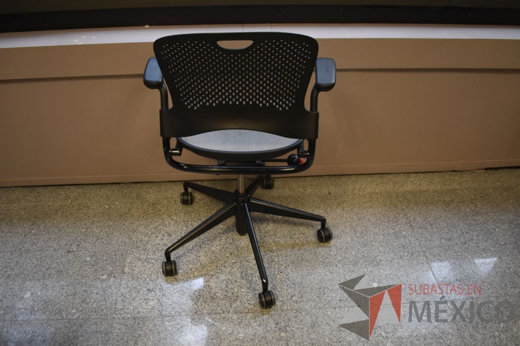 Lote 057 - 4 Sillas operativas con descansa brazos fijos, ruedas, asiento en malla color gris, respaldo color negro. - Imagen 3