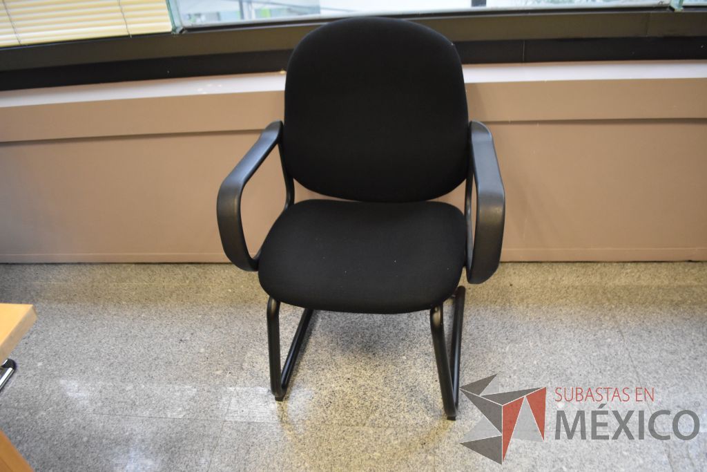 Lote 053 - Silla de visita tipo trineo con descansabrazos fijos, asiento y respaldo en tela color negro.