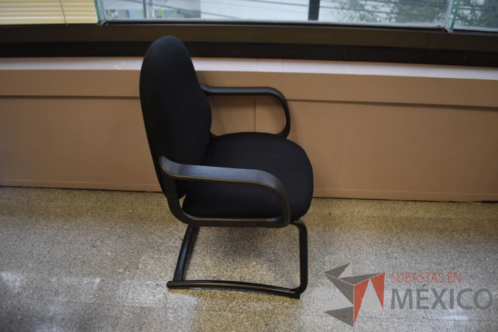 Lote 053 - Silla de visita tipo trineo con descansabrazos fijos, asiento y respaldo en tela color negro. - Imagen 2