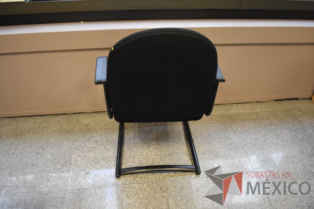 Lote 053 - Silla de visita tipo trineo con descansabrazos fijos, asiento y respaldo en tela color negro. - Imagen 3