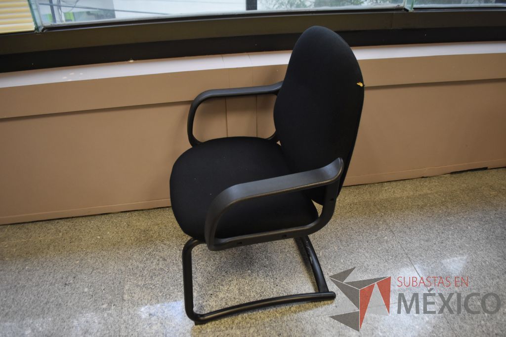 Lote 053 - Silla de visita tipo trineo con descansabrazos fijos, asiento y respaldo en tela color negro. - Imagen 4