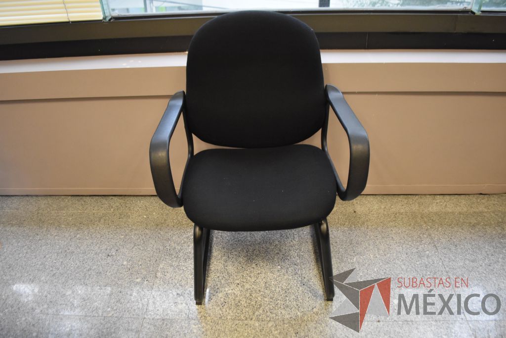 Lote 053 - Silla de visita tipo trineo con descansabrazos fijos, asiento y respaldo en tela color negro. - Imagen 5