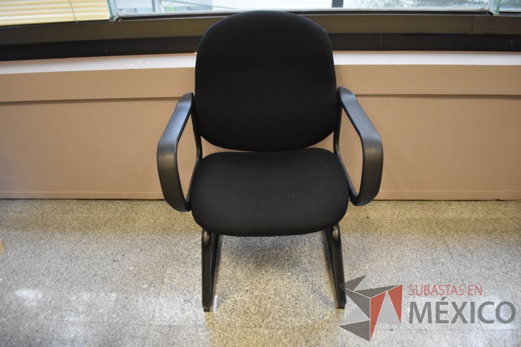 Lote 053 - Silla de visita tipo trineo con descansabrazos fijos, asiento y respaldo en tela color negro. - Imagen 6