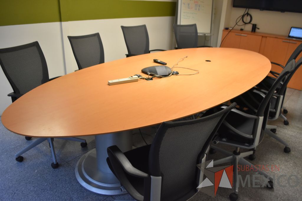 Lote 055 - Mesa para sala de junta para 8 personas, pizarrón con base metálica y conference phone con accesorios