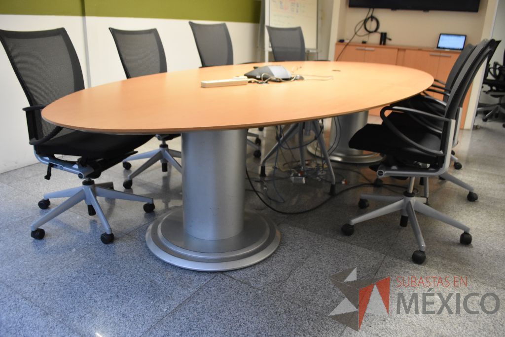 Lote 055 - Mesa para sala de junta para 8 personas, pizarrón con base metálica y conference phone con accesorios - Imagen 6
