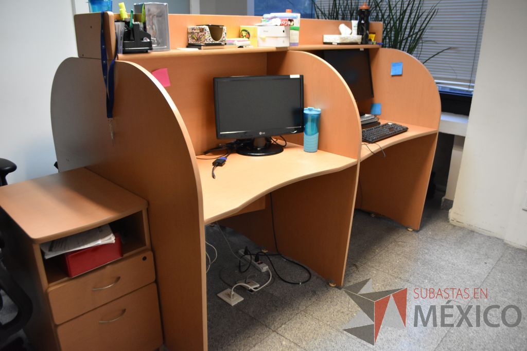 Lote 056 - Estación de trabajo para 4 personas tipo call center con 3 archiveros de 2 cajones y 4 repisas. - Imagen 11