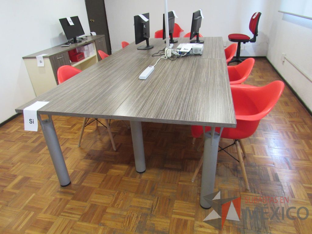 Lote 002 - Mesa de sala de juntas para 8 personas con base metálica y cubierta color café. - Imagen 4