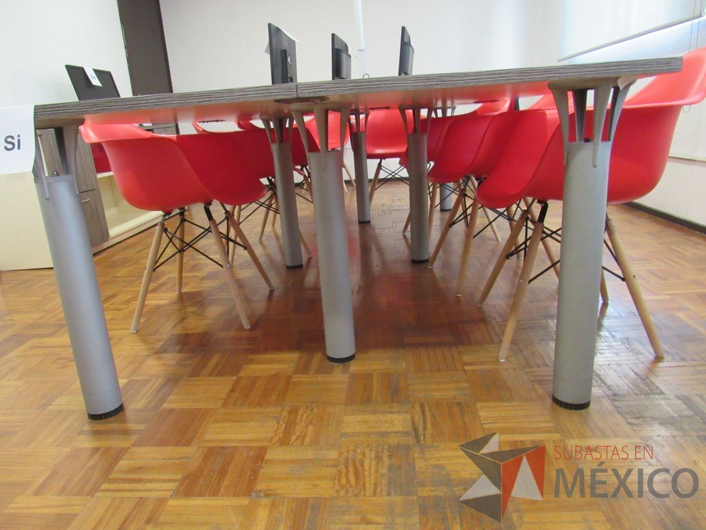 Lote 002 - Mesa de sala de juntas para 8 personas con base metálica y cubierta color café. - Imagen 3