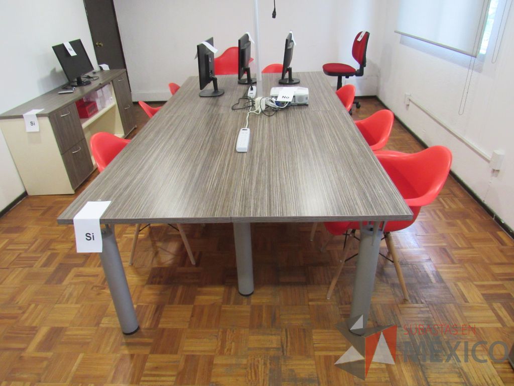 Lote 002 - Mesa de sala de juntas para 8 personas con base metálica y cubierta color café. - Imagen 5