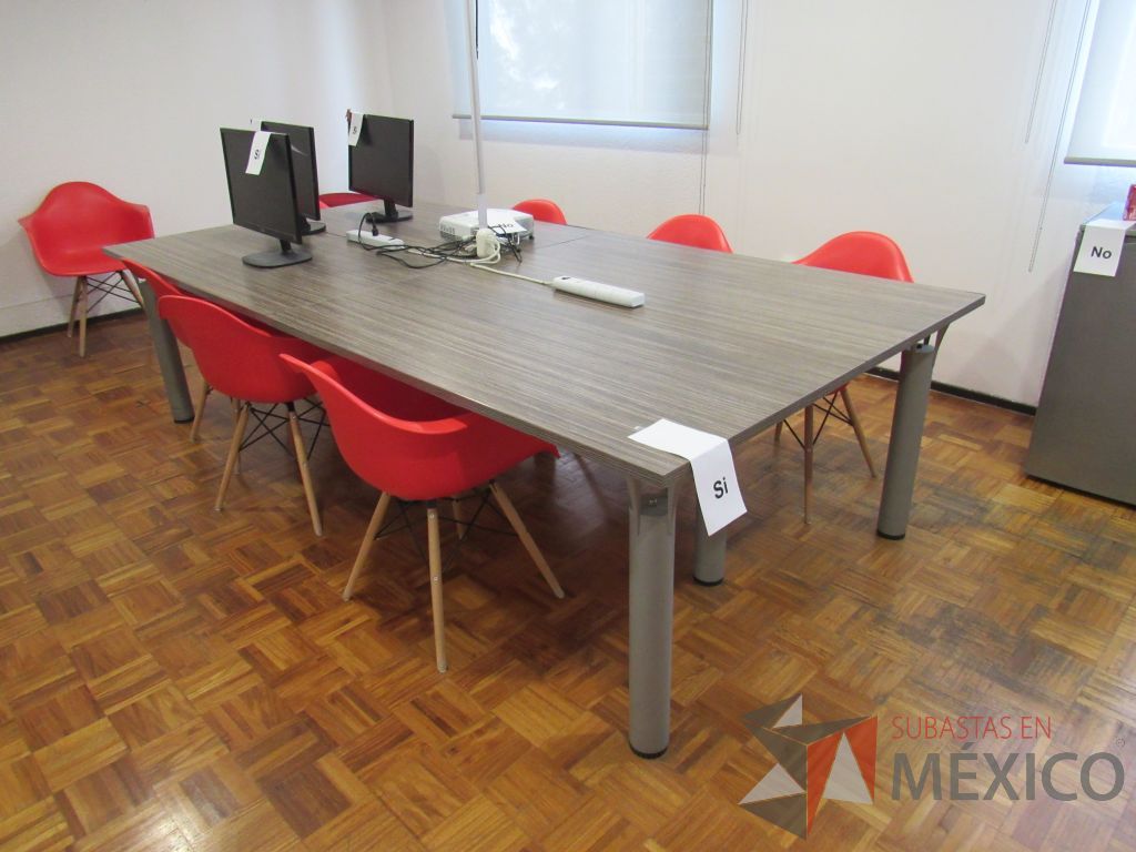 Lote 002 - Mesa de sala de juntas para 8 personas con base metálica y cubierta color café.