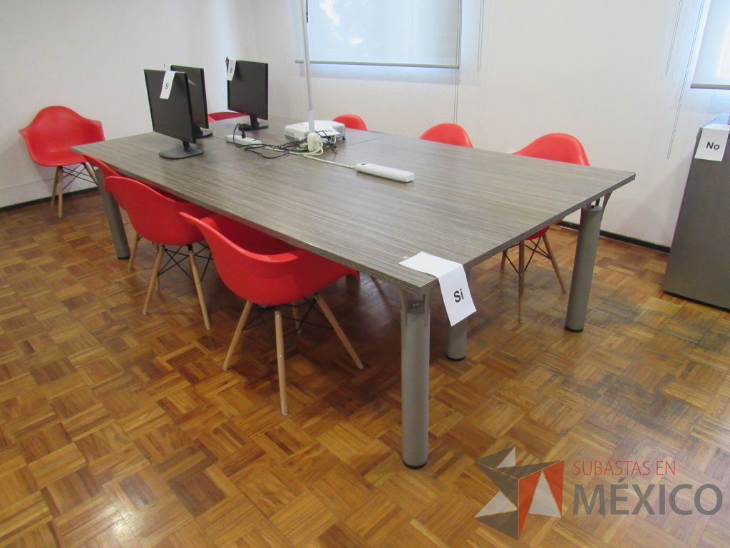 Lote 002 - Mesa de sala de juntas para 8 personas con base metálica y cubierta color café. - Imagen 6