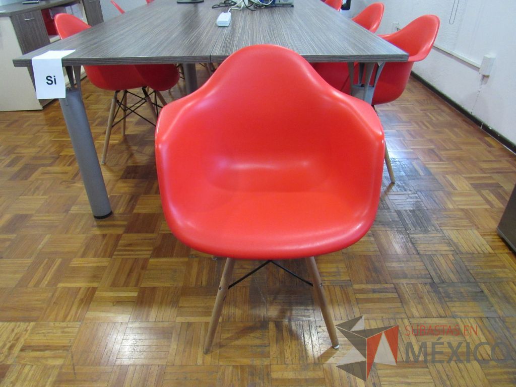 Lote 001 - 12 Sillas de visita con 4 patas tipo madera, asiento y respaldo liso color rojo.
