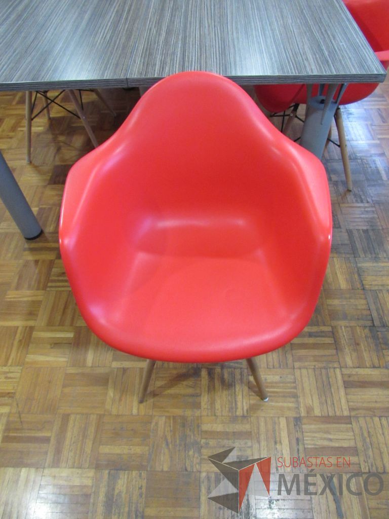 Lote 001 - 12 Sillas de visita con 4 patas tipo madera, asiento y respaldo liso color rojo. - Imagen 4