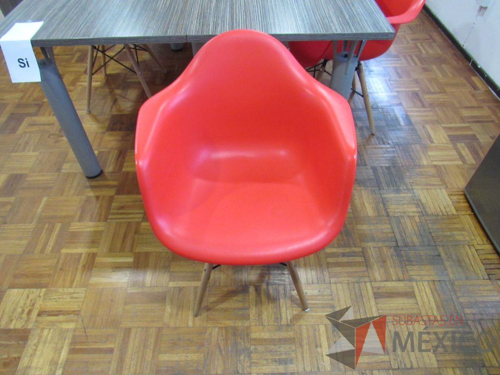 Lote 001 - 12 Sillas de visita con 4 patas tipo madera, asiento y respaldo liso color rojo. - Imagen 6