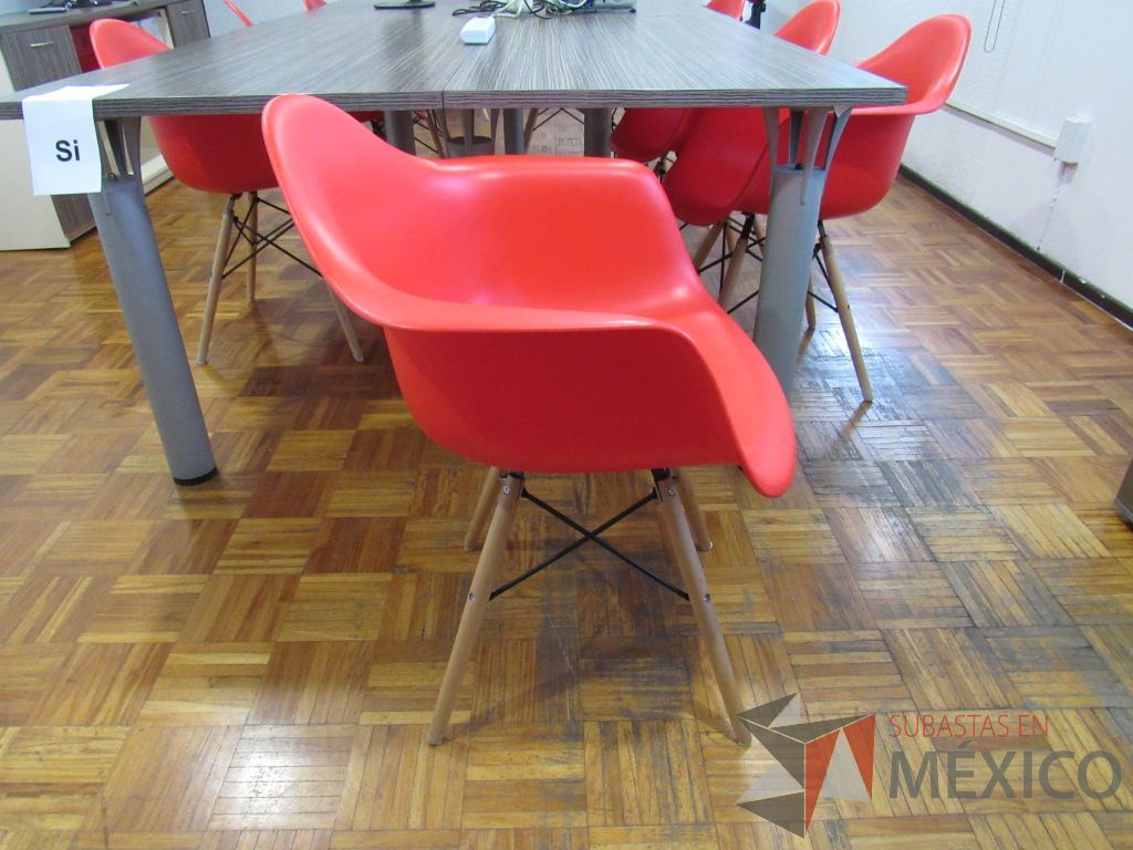 Lote 001 - 12 Sillas de visita con 4 patas tipo madera, asiento y respaldo liso color rojo. - Imagen 2
