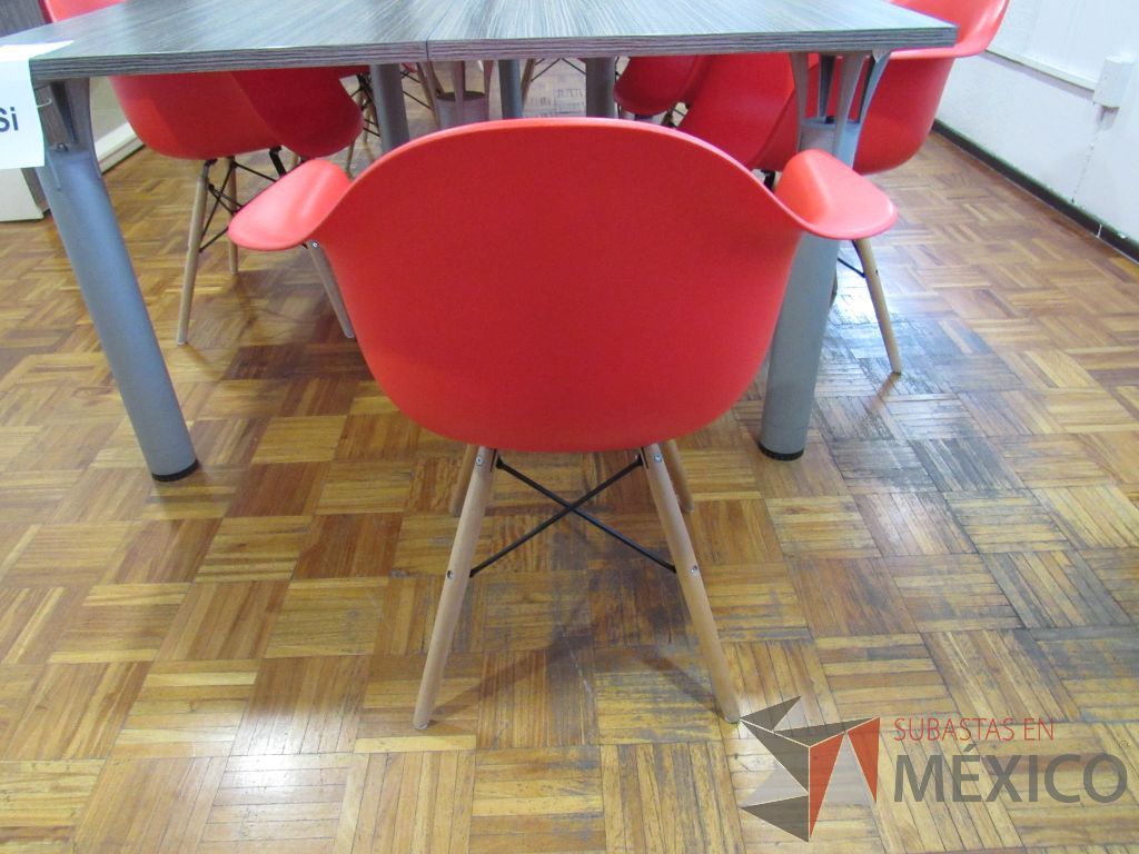 Lote 001 - 12 Sillas de visita con 4 patas tipo madera, asiento y respaldo liso color rojo. - Imagen 3