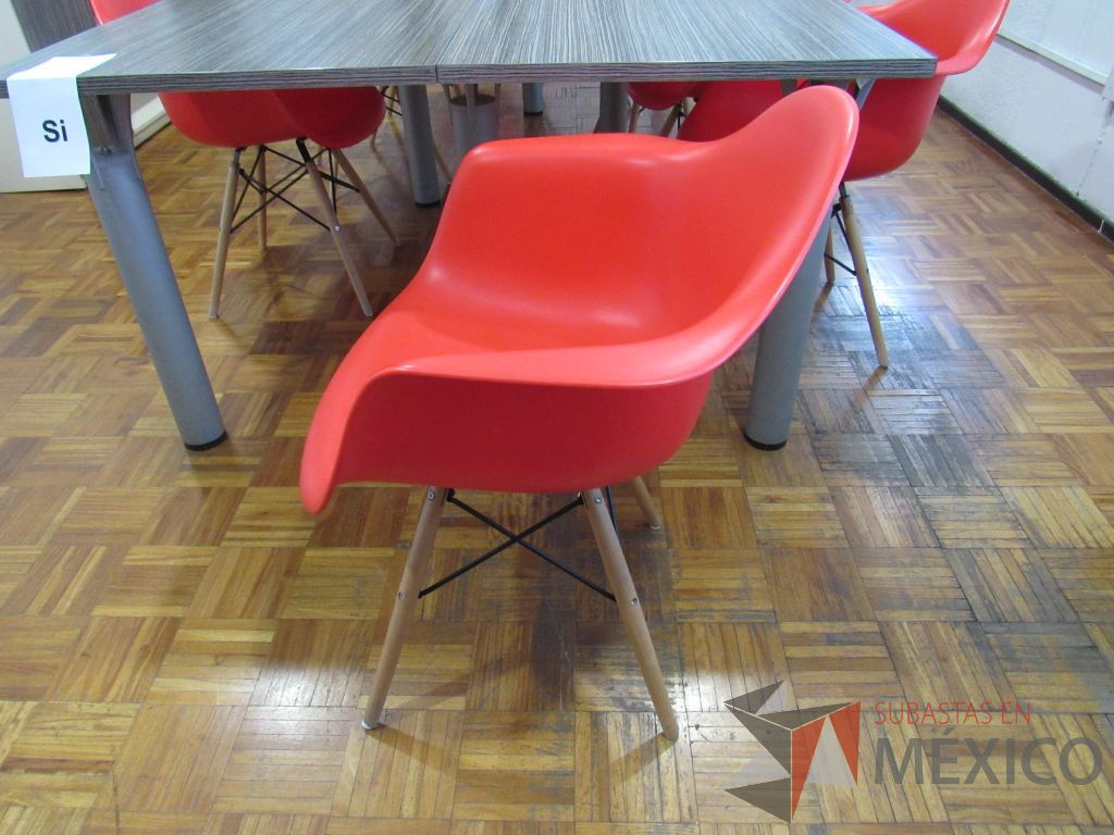 Lote 001 - 12 Sillas de visita con 4 patas tipo madera, asiento y respaldo liso color rojo. - Imagen 5