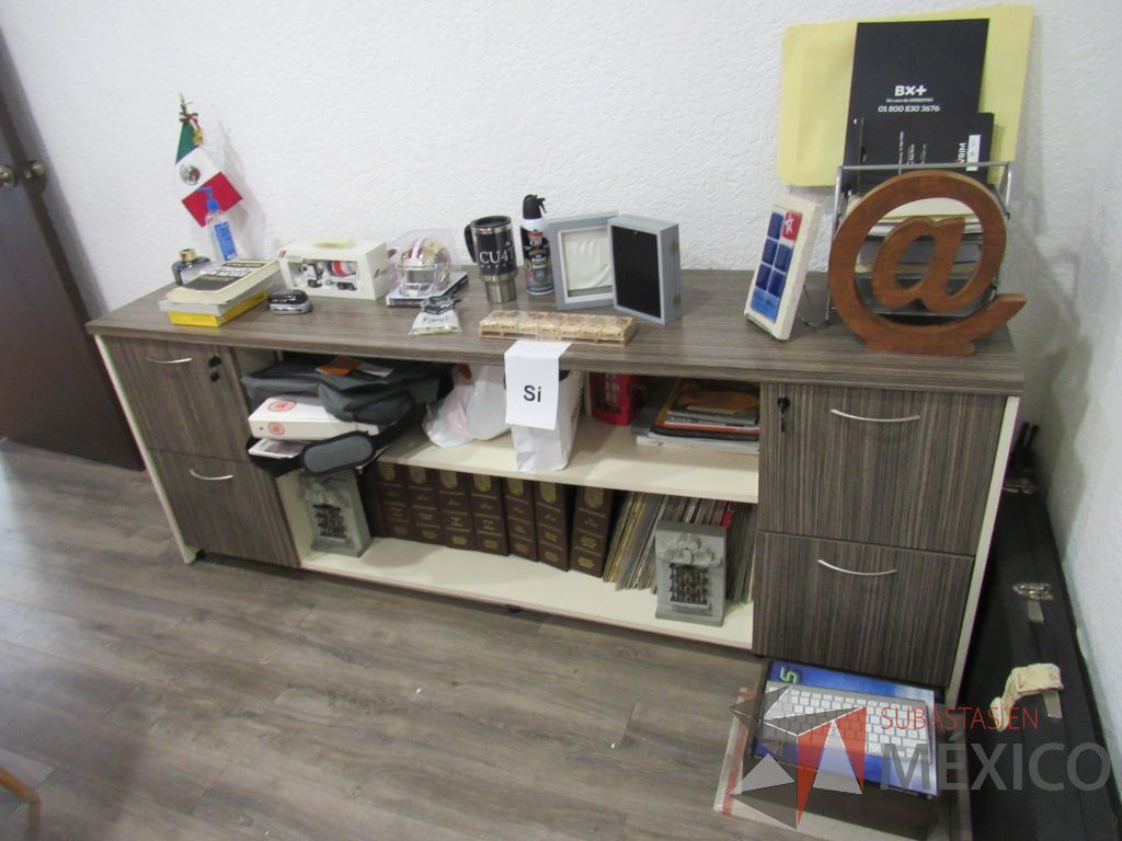 Lote 008 - Oficina ejecutiva , credenza con 4 patas metálicas y escritorio en escuadra con base metálica - Imagen 2