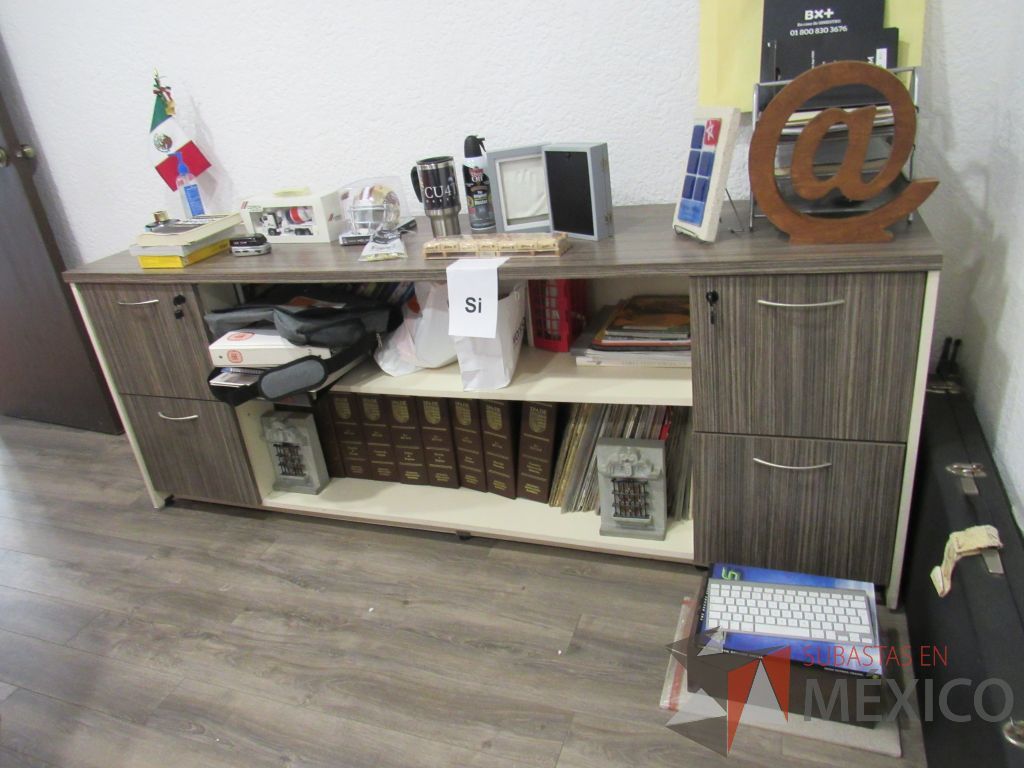 Lote 008 - Oficina ejecutiva , credenza con 4 patas metálicas y escritorio en escuadra con base metálica