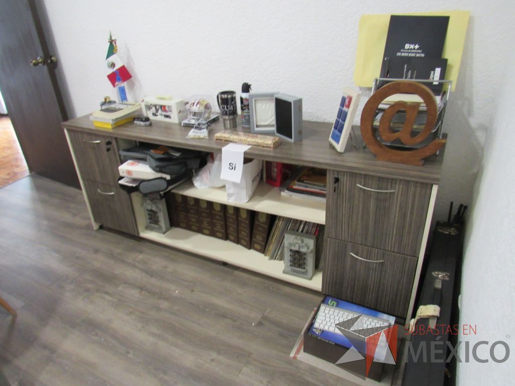 Lote 008 - Oficina ejecutiva , credenza con 4 patas metálicas y escritorio en escuadra con base metálica - Imagen 3