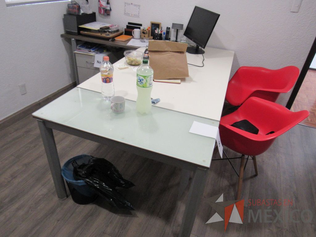 Lote 008 - Oficina ejecutiva , credenza con 4 patas metálicas y escritorio en escuadra con base metálica - Imagen 5