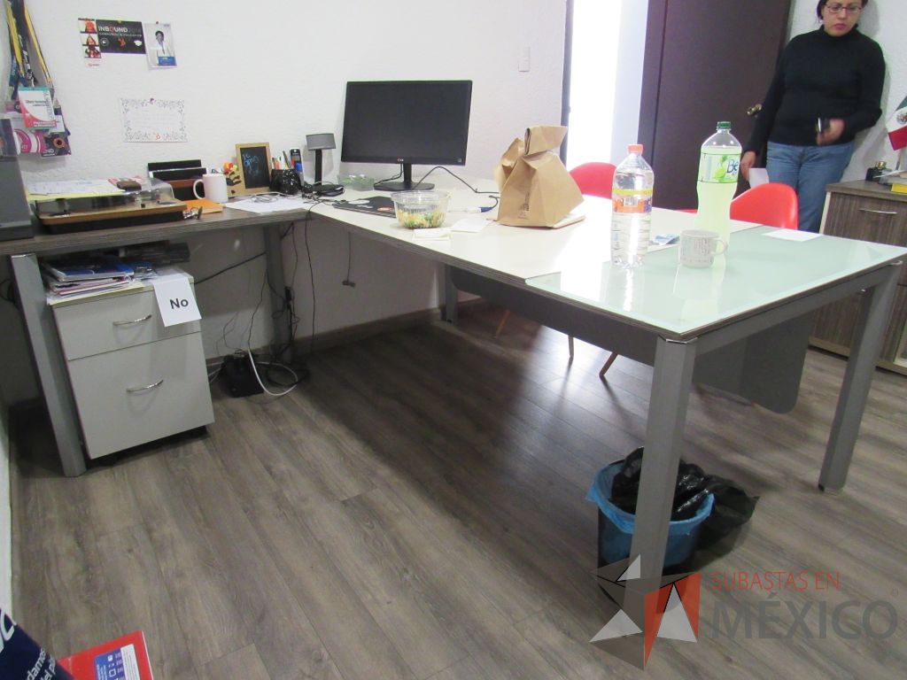 Lote 008 - Oficina ejecutiva , credenza con 4 patas metálicas y escritorio en escuadra con base metálica - Imagen 9
