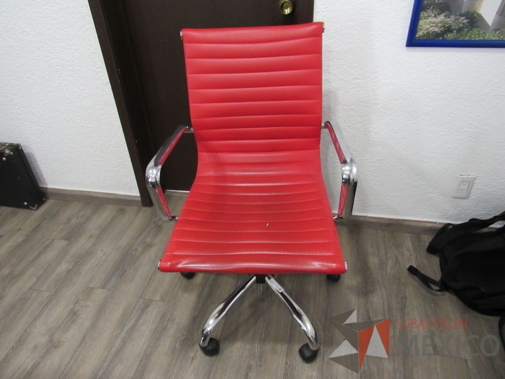 Lote 007 - 5 Sillas ejecutivas con ruedas, descansabrazos fijos, asiento y respaldo tipo piel color rojo.