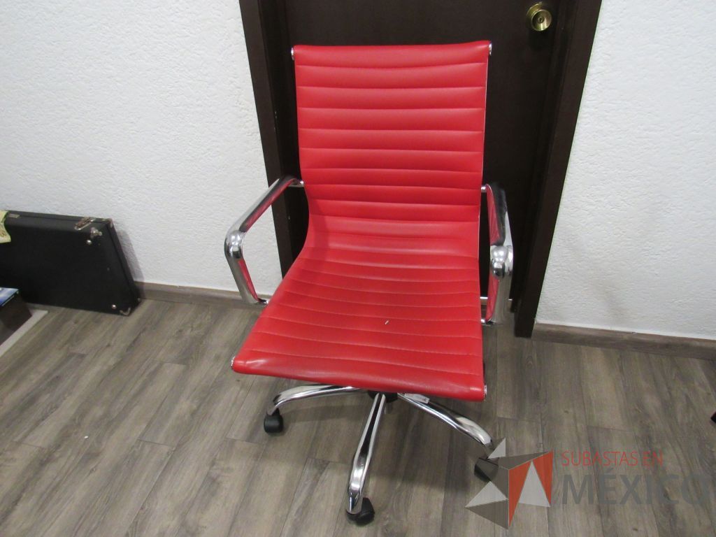 Lote 007 - 5 Sillas ejecutivas con ruedas, descansabrazos fijos, asiento y respaldo tipo piel color rojo. - Imagen 4