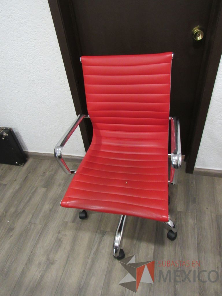 Lote 007 - 5 Sillas ejecutivas con ruedas, descansabrazos fijos, asiento y respaldo tipo piel color rojo. - Imagen 2
