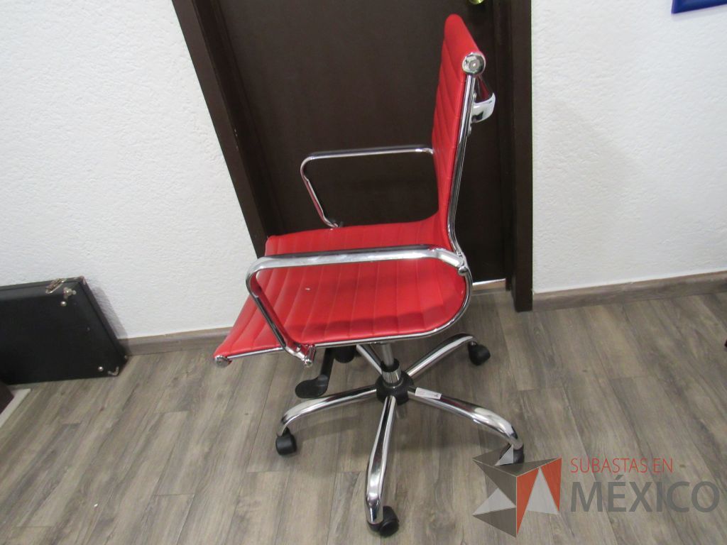 Lote 007 - 5 Sillas ejecutivas con ruedas, descansabrazos fijos, asiento y respaldo tipo piel color rojo. - Imagen 3