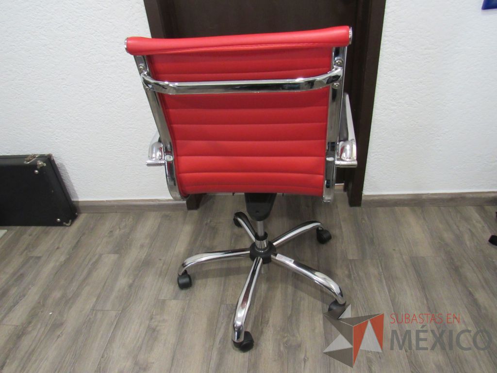 Lote 007 - 5 Sillas ejecutivas con ruedas, descansabrazos fijos, asiento y respaldo tipo piel color rojo. - Imagen 5