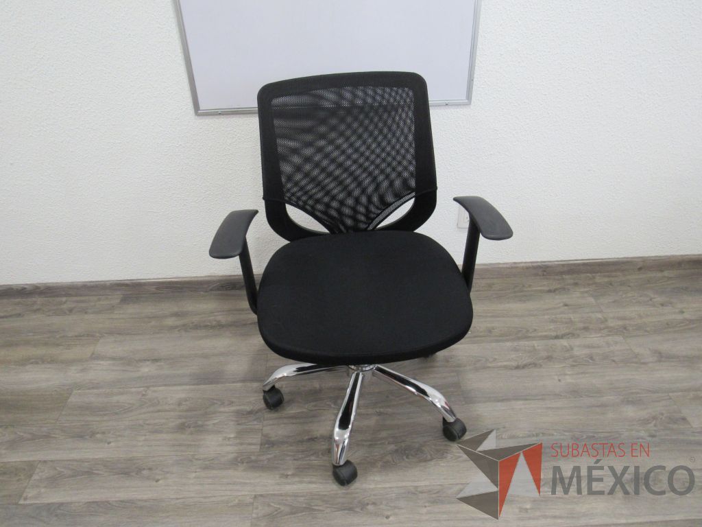 Lote 010 - 9 Sillas operativas con ruedas, asiento en tela y respaldo en malla color negro.