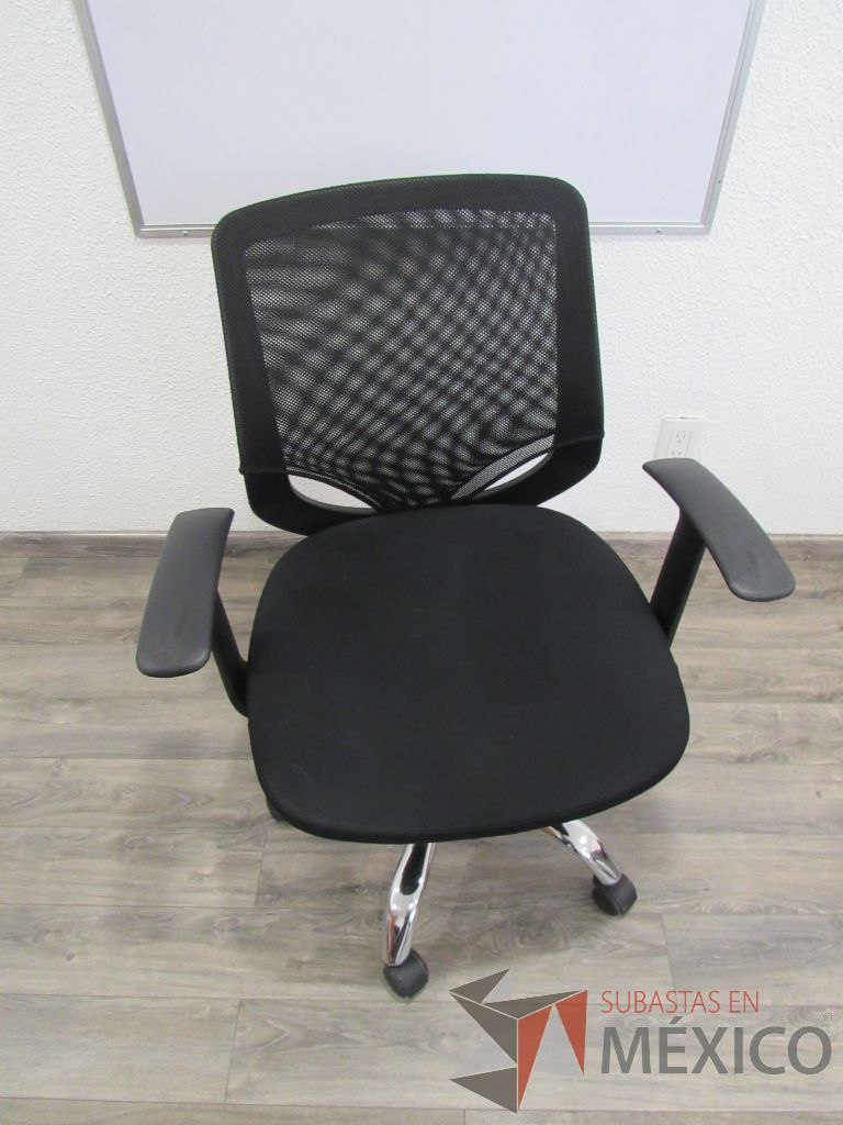 Lote 010 - 9 Sillas operativas con ruedas, asiento en tela y respaldo en malla color negro. - Imagen 2
