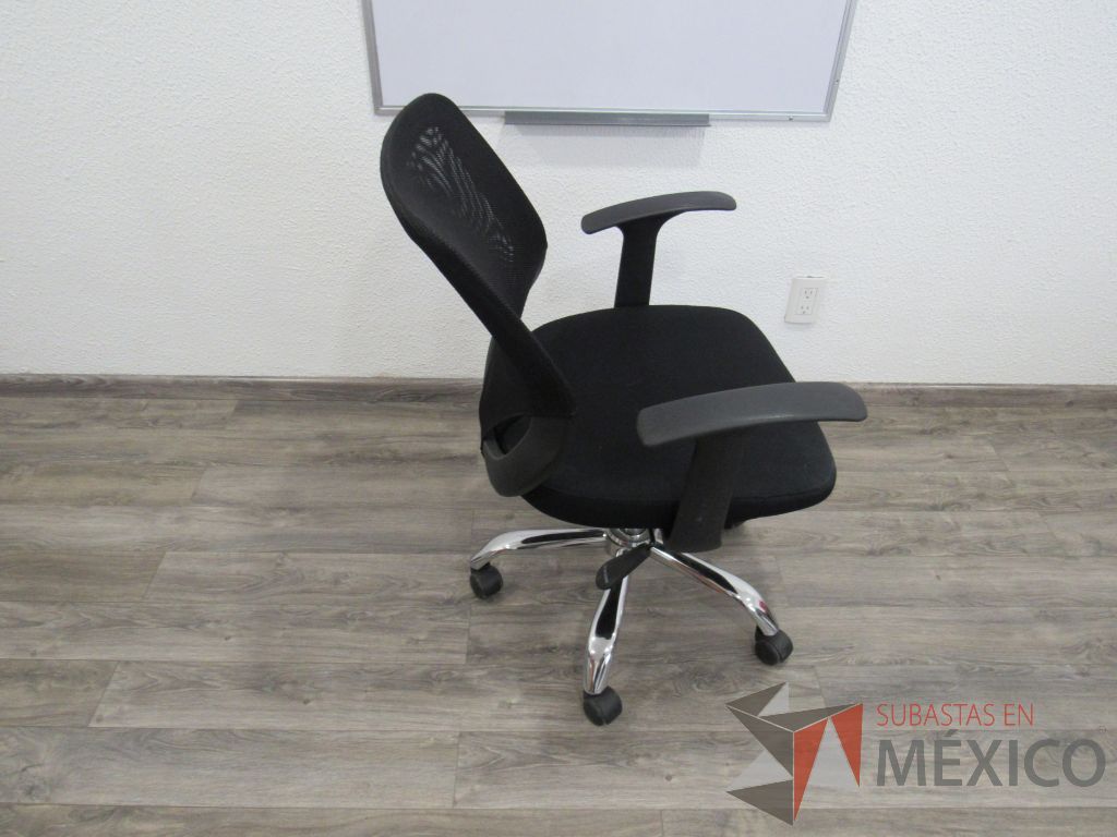 Lote 010 - 9 Sillas operativas con ruedas, asiento en tela y respaldo en malla color negro. - Imagen 3