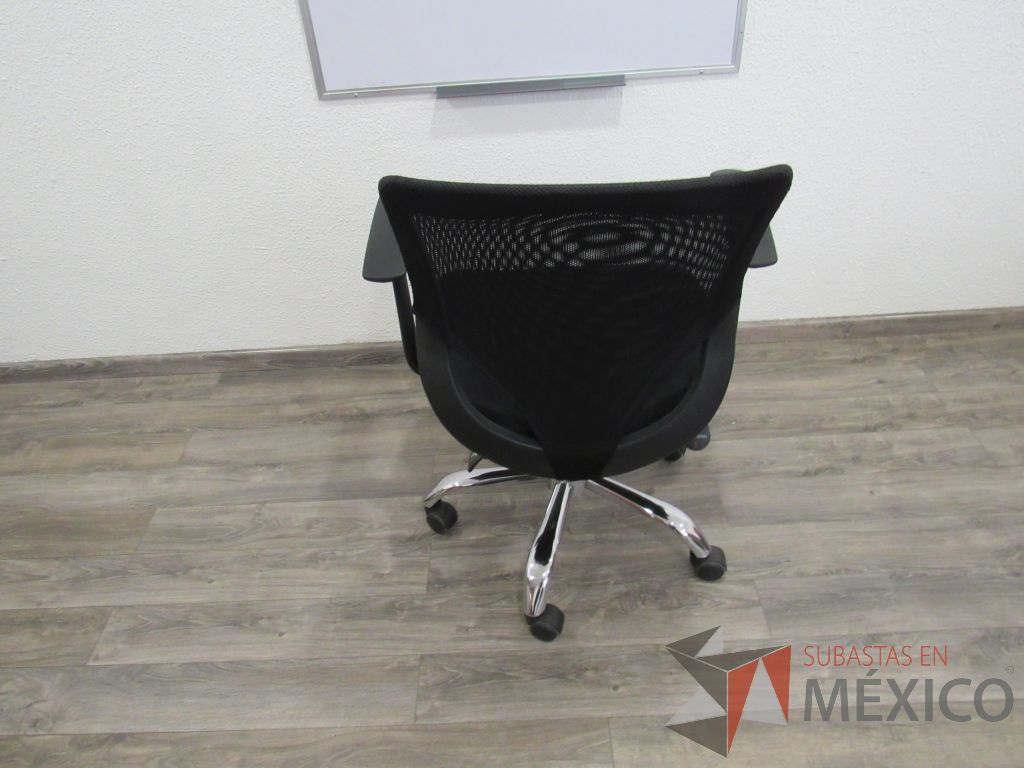 Lote 010 - 9 Sillas operativas con ruedas, asiento en tela y respaldo en malla color negro. - Imagen 4