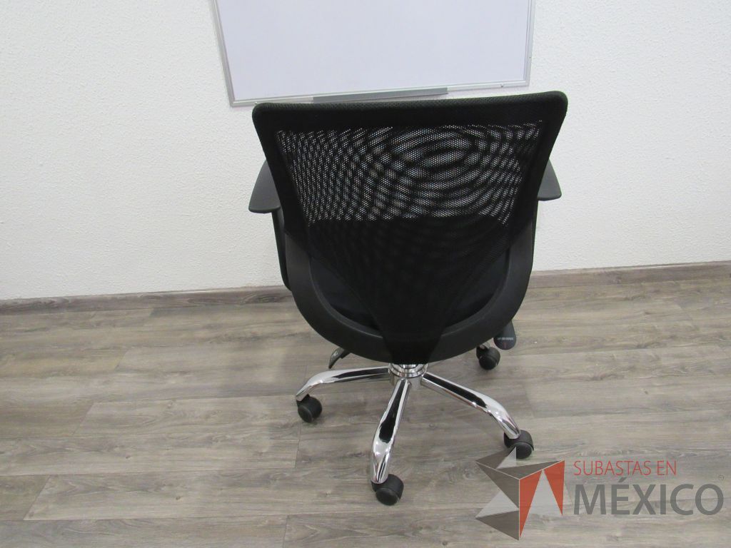 Lote 010 - 9 Sillas operativas con ruedas, asiento en tela y respaldo en malla color negro. - Imagen 5